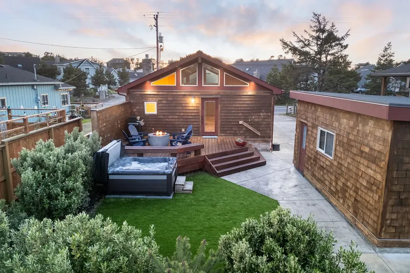 Coho Cottage-Pups OK- Hot tub- 5 min walk to beach - Image 1