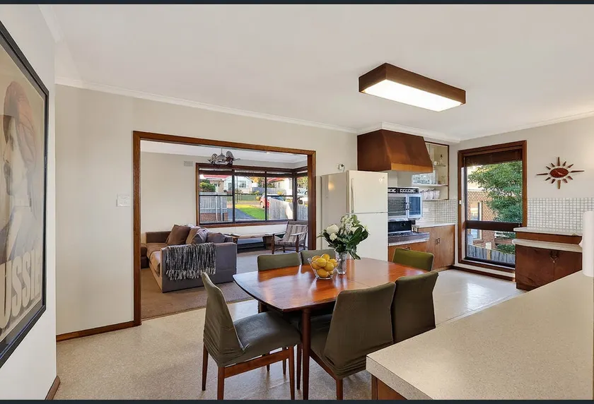 Sixties Seaside - 3 bedroom home with Theatre room - Image 1
