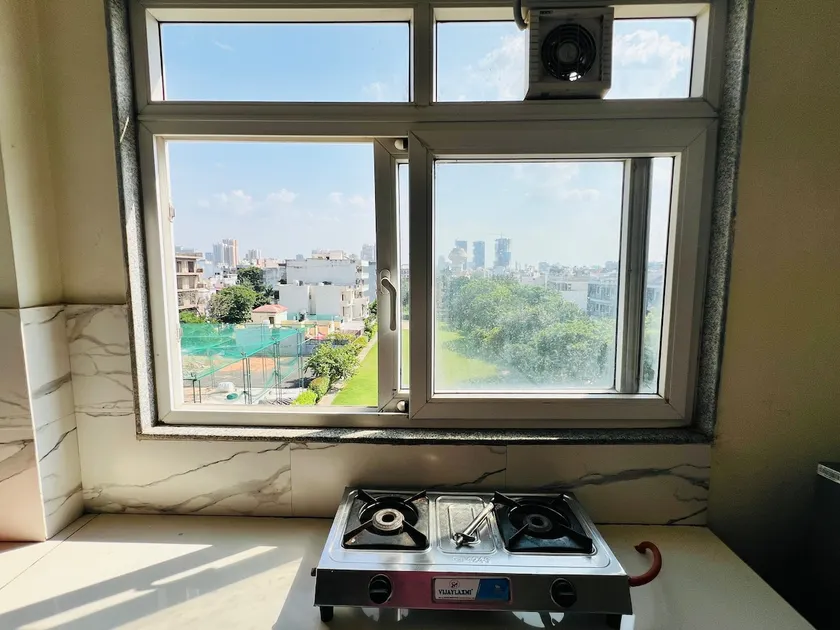 Garden view flat near Golf Coarse Road - Image 1