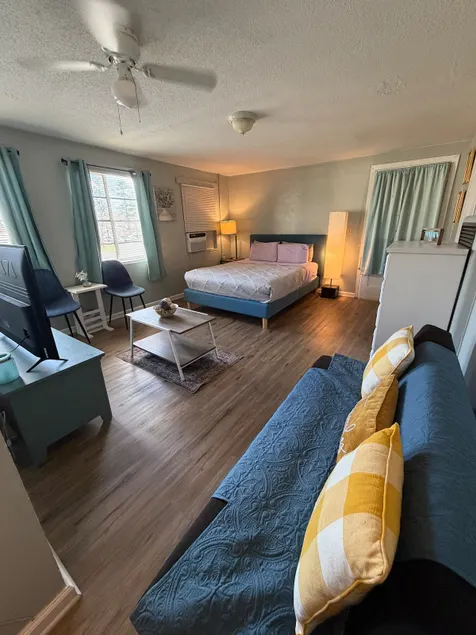 Historic 2F Apartment • Near SGMC & VSU - Image 1