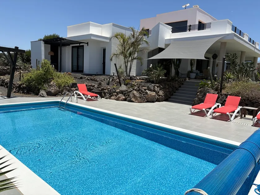 Stylish Desert Oasis with great ocean and mountain views - Image 1
