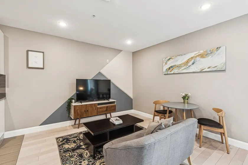 SAL | Chic & Cozy Studio Apt at City Hall - 9 - Image 1