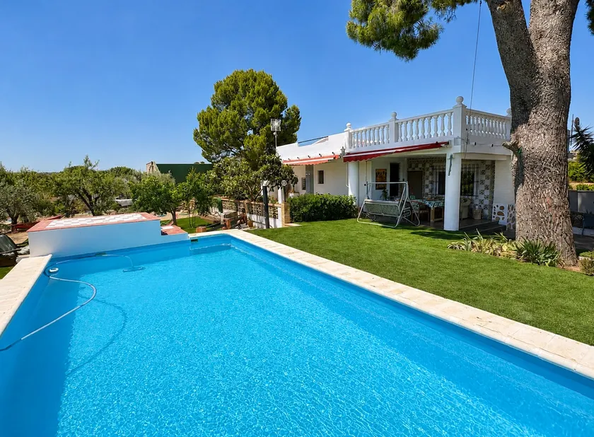 Villa with a pool in the heart of nature. Fresh air. - Image 1