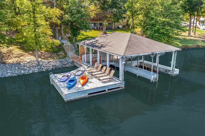 6 Bedrooms, Lakefront, Hot-Tub & Private Dock - Image 1