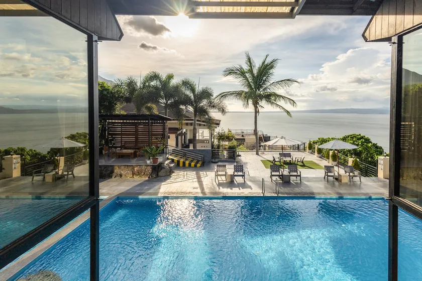 Exclusive mountain view, heated pool, spacious - Image 1