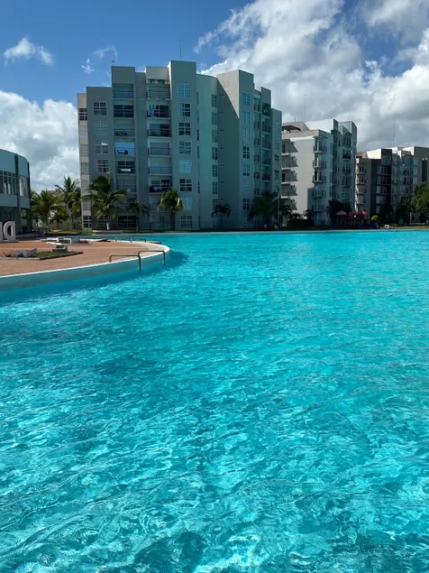 Enjoy the pool and lagoon - Image 1