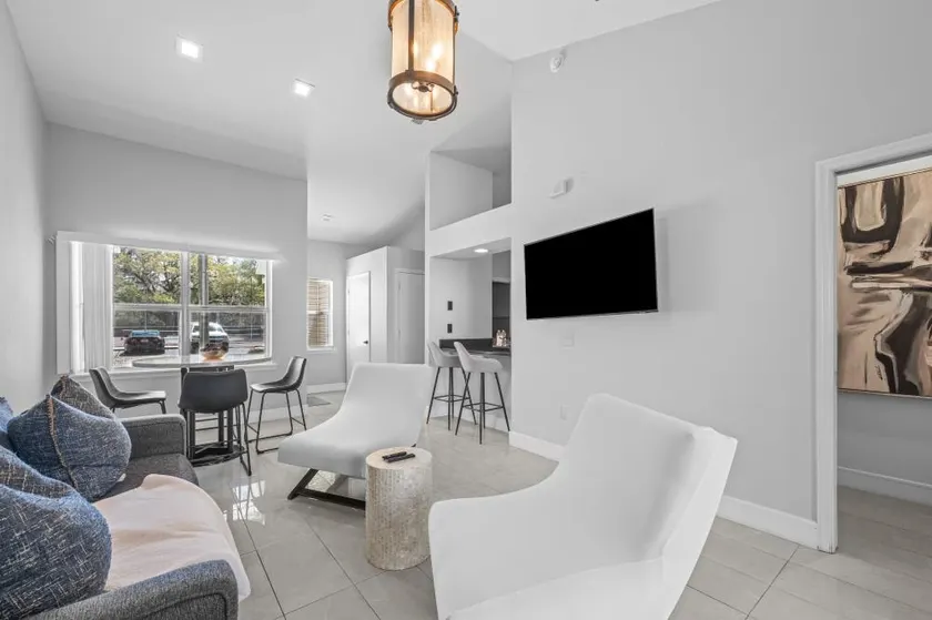 Le Chic - Near Celebration Pointe, UF, Shands - Image 1