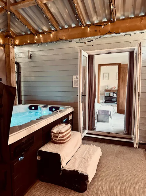 Cosy Cabin with Private Hot tub | Isle of Wight - Image 1