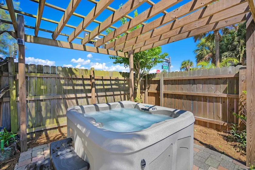 Marvelous Mermaid Bungalow, Dog-Friendly Upstairs Apt in Prime Vilano Beach - Image 1
