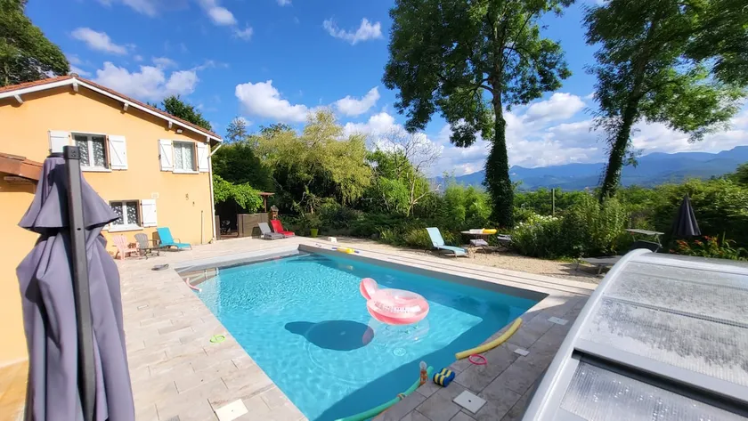 Nature retreat, pool & spa – Pyrenees view - Image 1