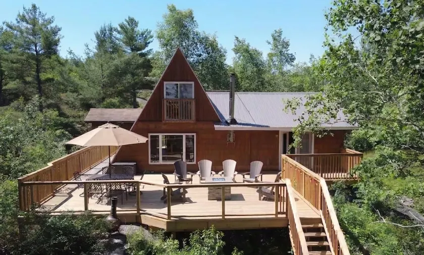 Waterfront Cottage w/ Games room, SUP's, Kayaks - Image 1