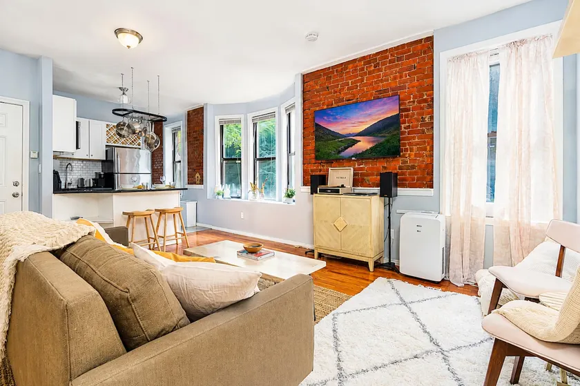 City Lovers Dream 2BR Gem Wooster Square Prk - Image 1