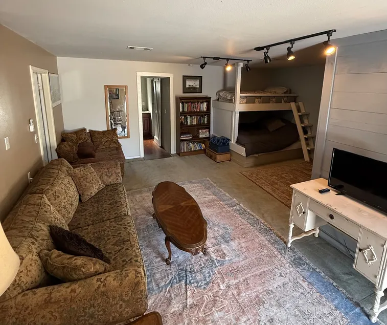 Peaceful Studio -attachedapt-near downtown Lindale - Image 1