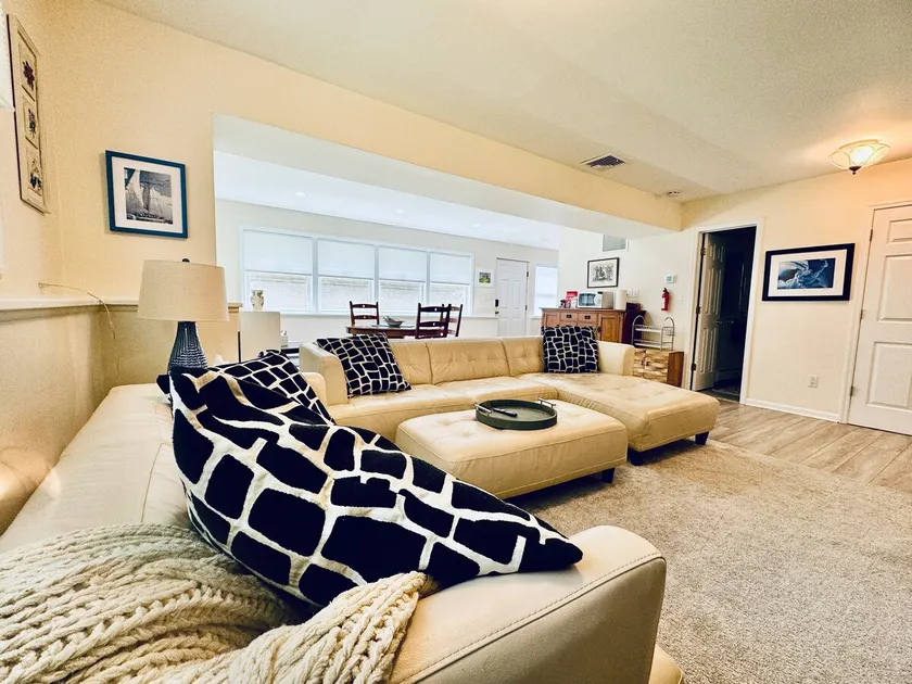 The Bluestone - Spacious 2 bedroom w/central air - Image 1