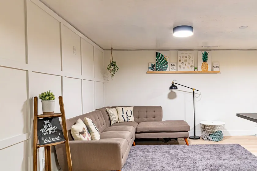 Family Friendly Modern Apt W/ Free Parking & Wifi - Image 1