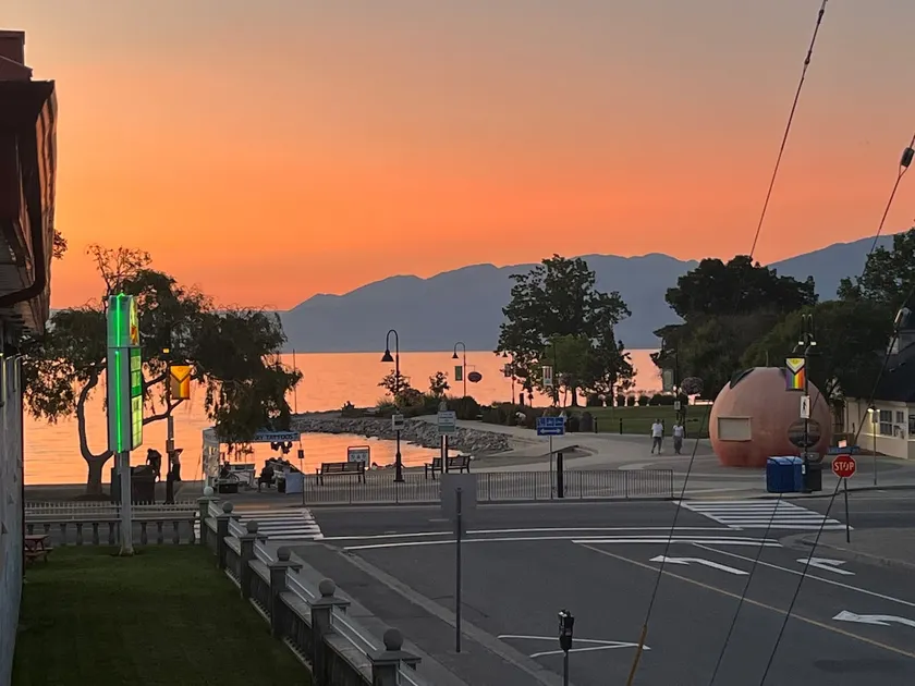 Amazing location! Steps to Okanagan Beach. Lakeview condo - Image 1