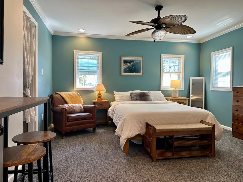 Hilltop Bungalow - Guest Suite with Backyard Oasis - Image 1