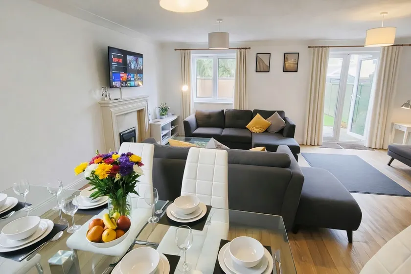 Four-bedroom House Wi-Fi Parking Pets - Image 1
