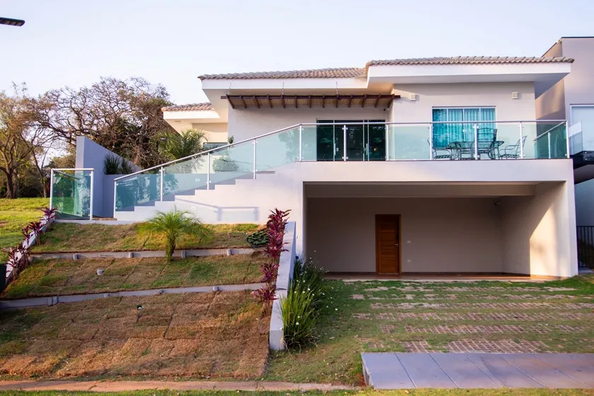 Lakeside house with pool and barbecue area - Image 1