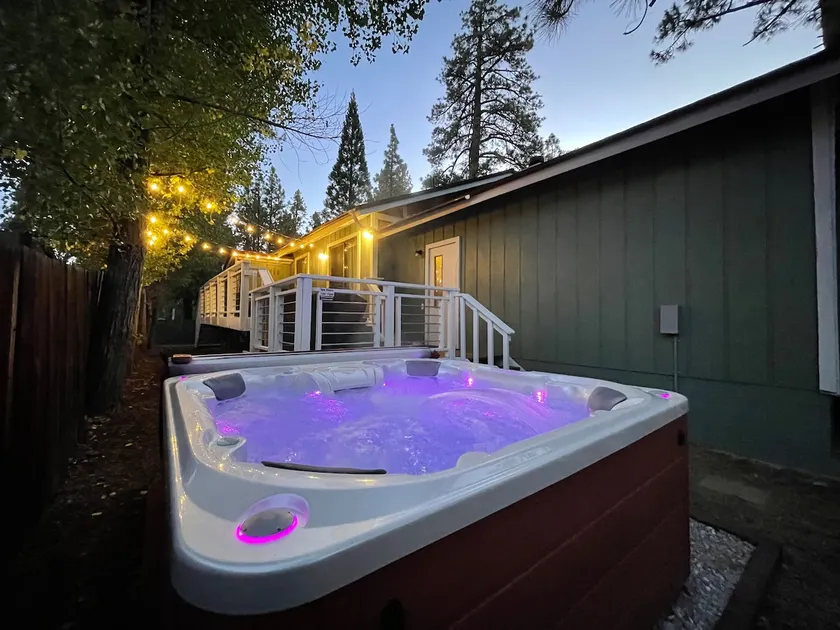 Cozy Mountain Retreat: Hot Tub, Dog Friendly & EV - Image 1