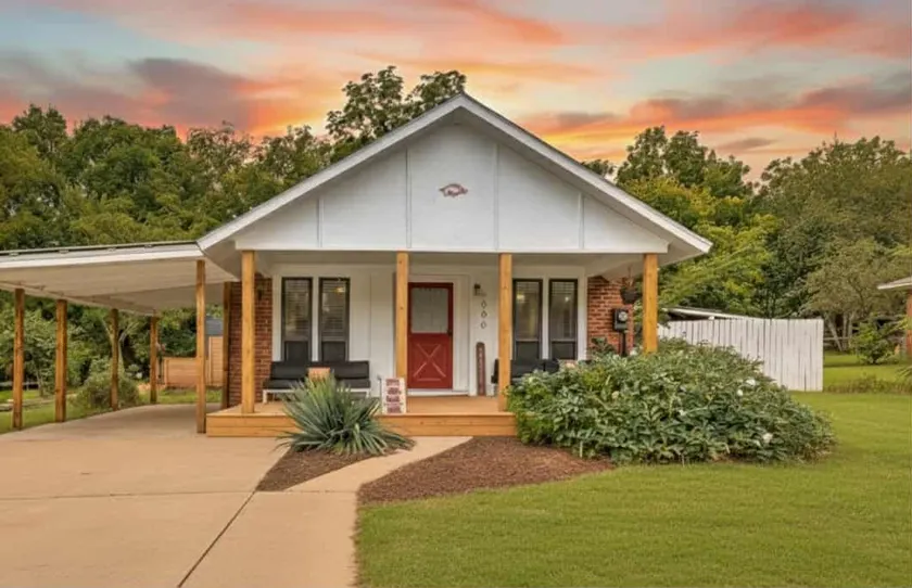 Game Day Getaway: Pet-Friendly Razorback Bungalow - Image 1