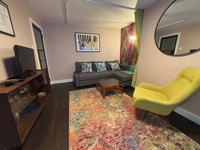 Newly refurbished flat 5 mins from train station - Image 1