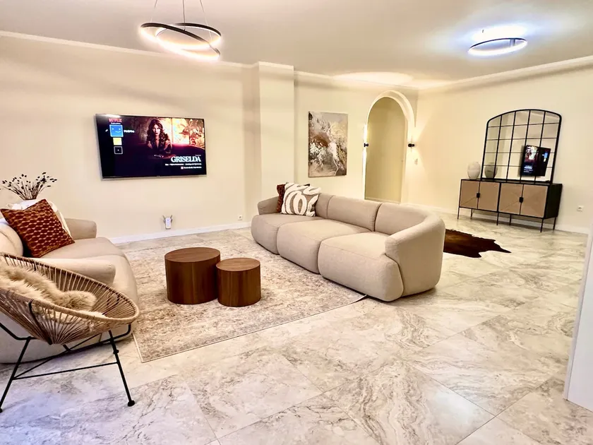 Renovated 5 room luxury standard apartment on 350 sqm - Image 1