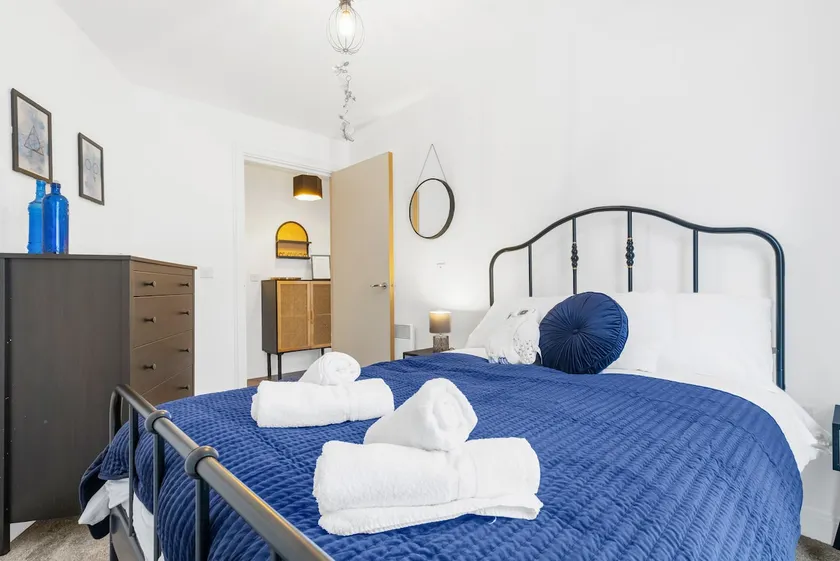Luxury 2Bed Spacious Apartment- City Centre- Free Parking - Image 1