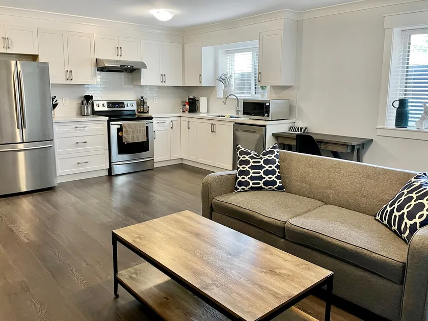 Fleetwood Gem | King Bed | Full Kitchen | Private - Image 1