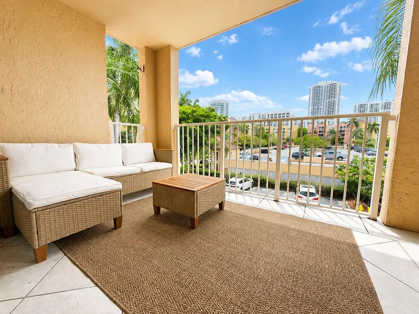 The Yacht 5-301 · Stylist 2/2 -At Aventura - Image 1
