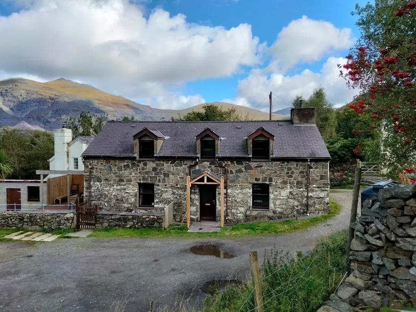 Traditional Welsh cottage in Llanberis - Image 1