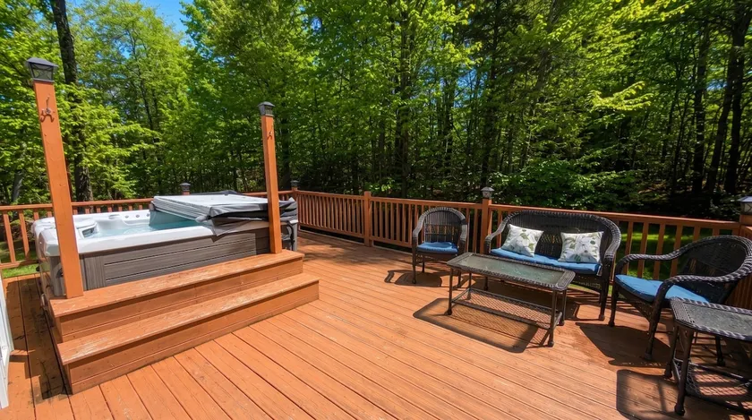 Hot Tub Haven: Dog-Friendly Retreat - Image 1