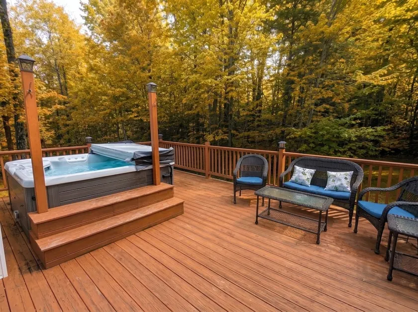 Hot Tub Haven: Dog-Friendly Retreat - Image 1