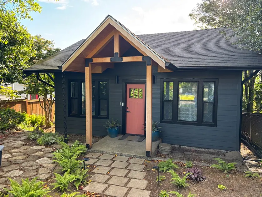 Cheerful 2 Bdrm in a Sweet Neighborhood - Image 1