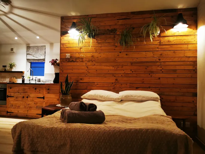 Rustic Garden Studio with Cozy Cabin Feel - Image 1