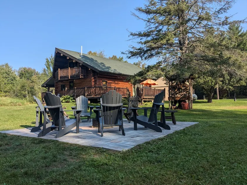Private 3 BR 1.5 BA log cabin on 34 acres, driveway is 150' from trails - Image 1