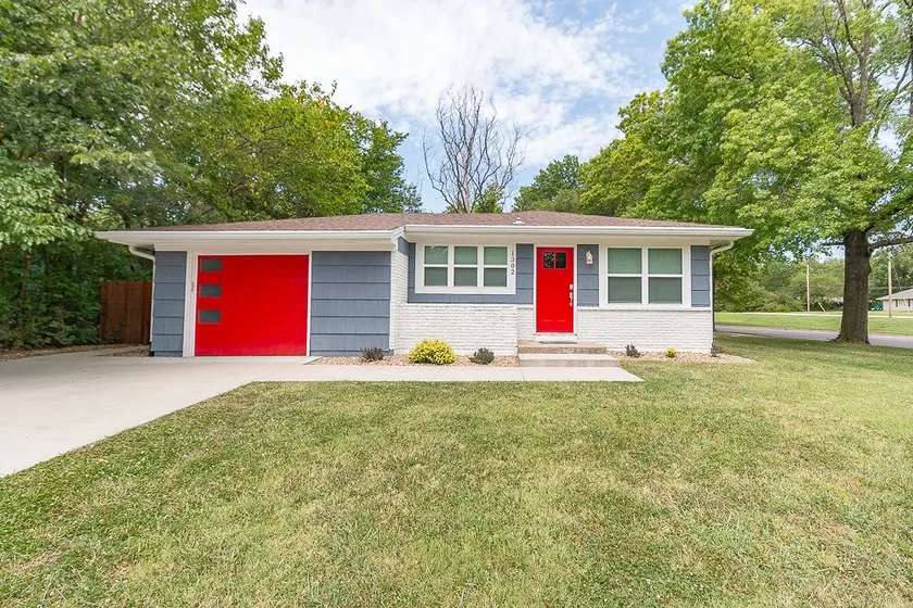 Luxury Home in Lawrence - Image 1