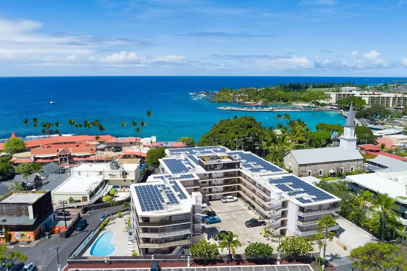 The ❤️ of Kona Town! Walk to Beach Shops & Food! - Image 1