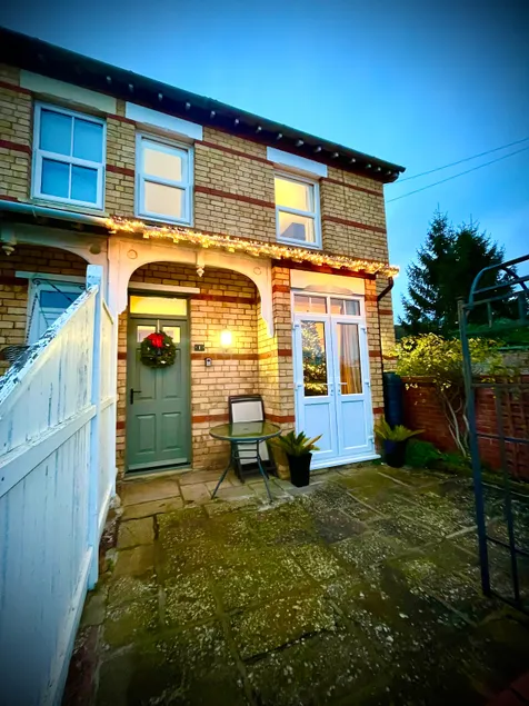 2 bedroom Hidden Gem in Stamford with parking - Image 1