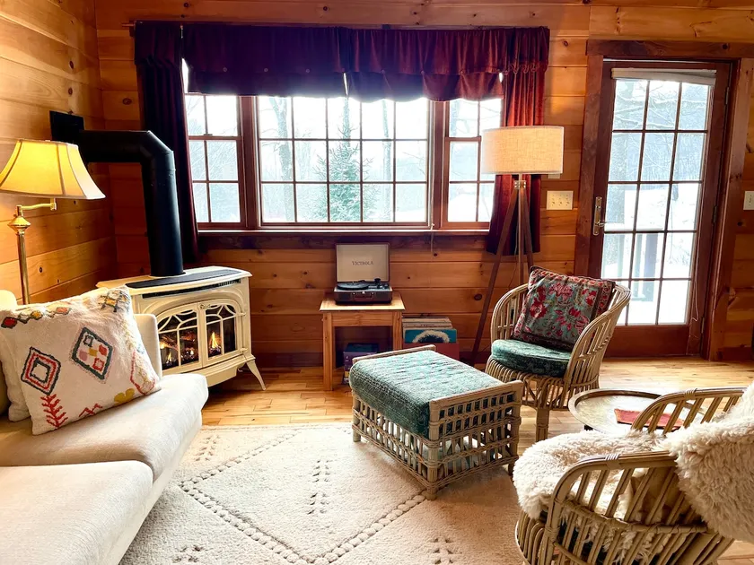 Cozy Cabin Retreat - Image 1