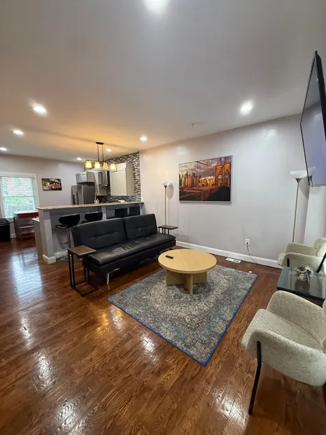 New York inspired brick house 4 mins from Train !! - Image 1