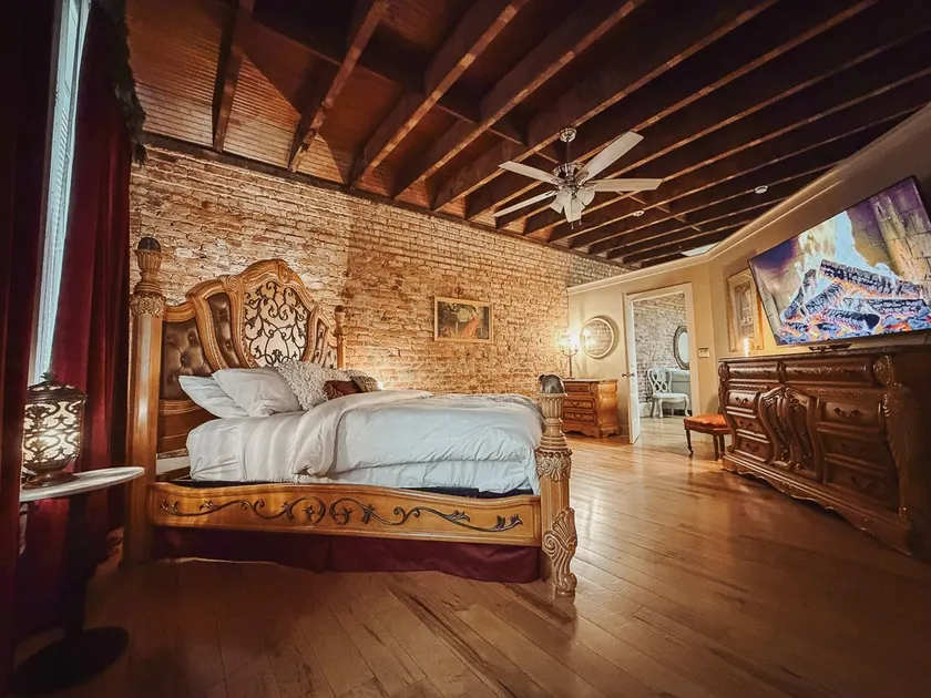 The Uptown - King Suite on Abbeville's Historic Square - Image 1