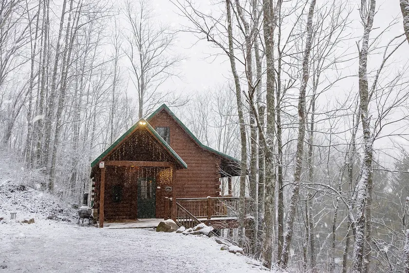 Snowshoe Cabin Hot Tub, Sauna, 15 min to Ski Lifts - Image 1