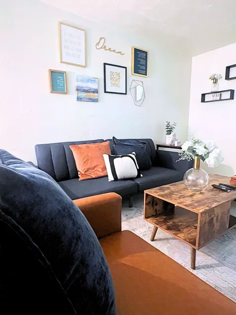 Modern 2 Bedroom Apartment Close to Shopping - Image 1