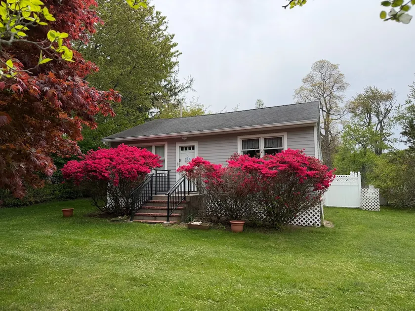 Cozy Shelter Island 2 Bedroom 1 Bath Cottage - Image 1
