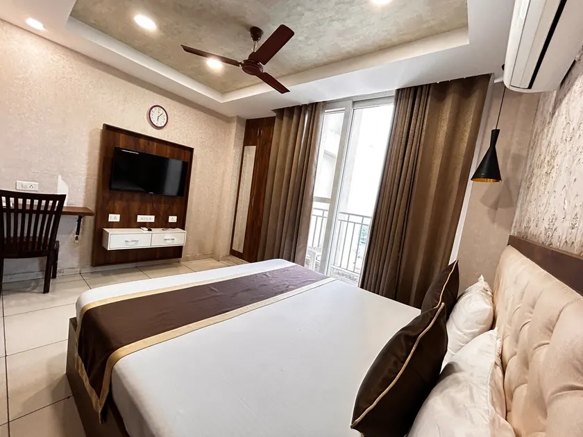 Super Luxury Studio Aptmnt @21 - Image 1