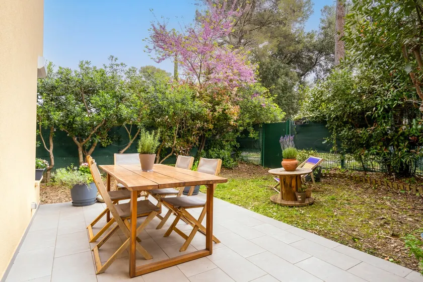Large F1 with terrace & garden - Image 1