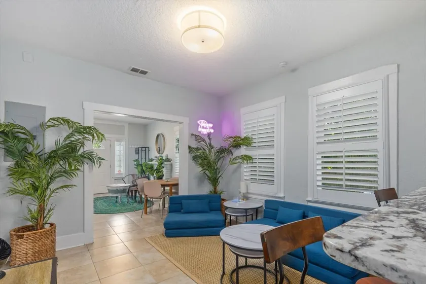 2694- Fun Cottage in Riverside, Family/Pets Ok - Image 1