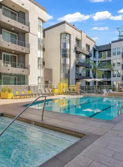 Luxury 2 BR Glendale condo with pool - Image 1
