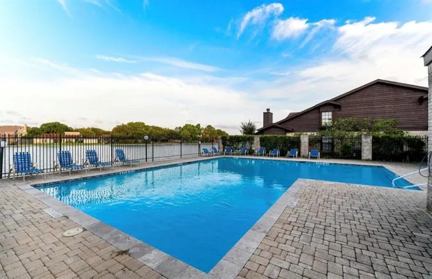 Luxury Touches + Pool + Quartz + Gold Details - Image 1